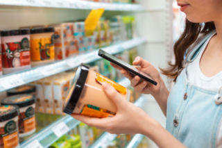 Polacy kupują z telefonem w ręku i coraz częściej korzystają z QR kodów. Tak wynika  z badania Kantar na zlecenie GS1 Polska