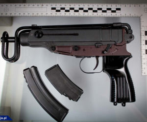 Policjant handlował bronią?