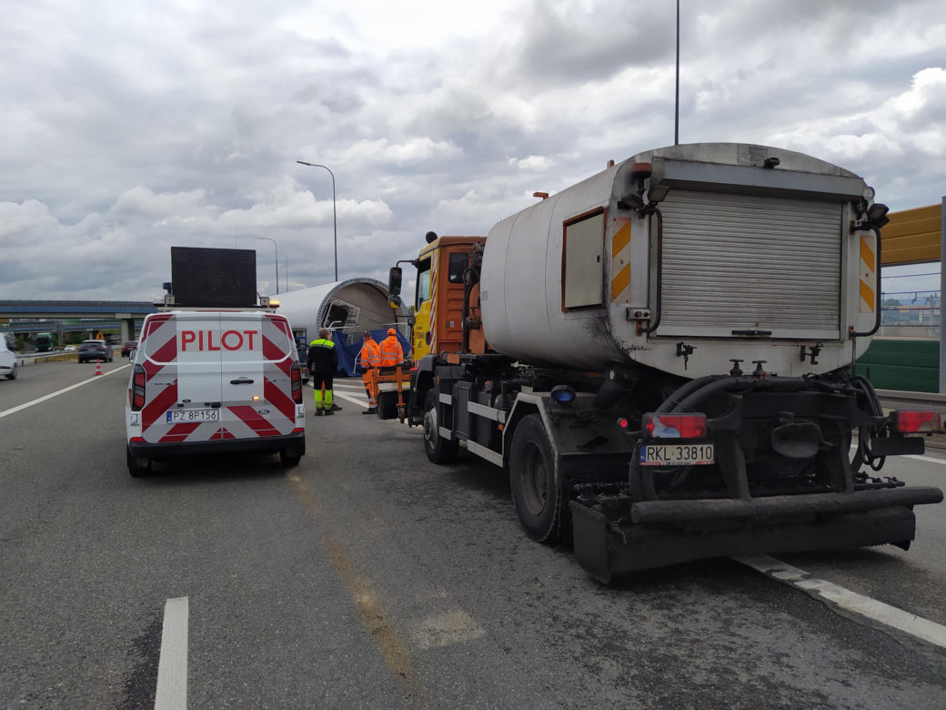 Gigantyczne utrudnienia na A4. Z ciężarówki wypadł ogromny element turbiny