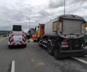 Gigantyczne utrudnienia na A4. Z ciężarówki wypadł ogromny element turbiny