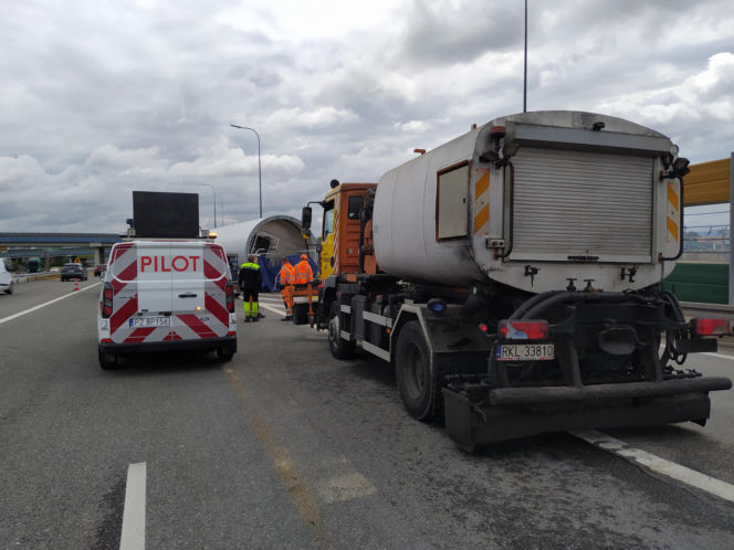 Gigantyczne utrudnienia na A4. Z ciężarówki wypadł ogromny element turbiny