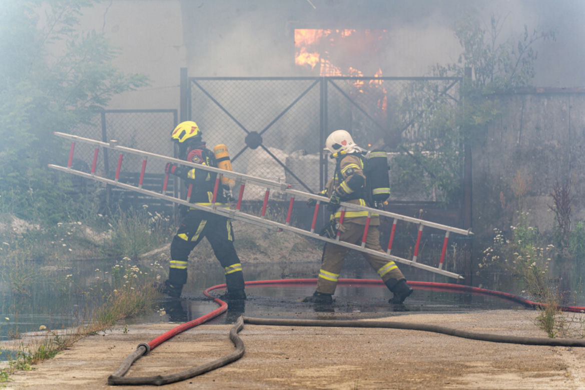 Pożar hali pod Zieloną Górą. Ewakuacja mieszkańców