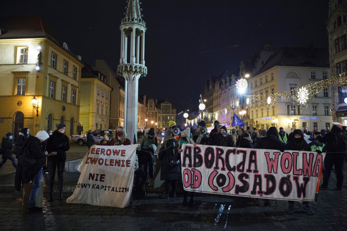 Strajk Kobiet we Wrocławiu. Przemarsz ulicami miasta i przepychanki z policją [ZDJĘCIA] 