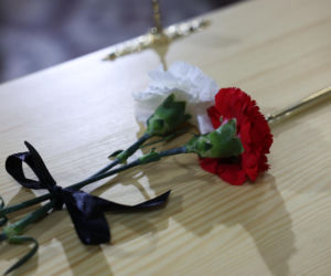 Szok po tragedii w Łodzi. Dziesięć malutkich trumienek na pogrzebie. Tego widoku nie da się wyrzucić z głowy