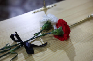 Szok po tragedii w Łodzi. Dziesięć malutkich trumienek na pogrzebie. Tego widoku nie da się wyrzucić z głowy