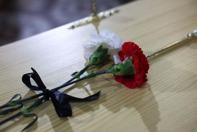 Szok po tragedii w Łodzi. Dziesięć malutkich trumienek na pogrzebie. Tego widoku nie da się wyrzucić z głowy