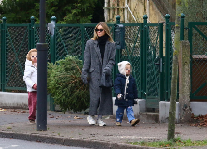 Donald Tusk z zięciem dźwigają gigantyczną choinkę. A za nimi drepcze Kasia z drugą. Wnusie premiera jak księżniczki