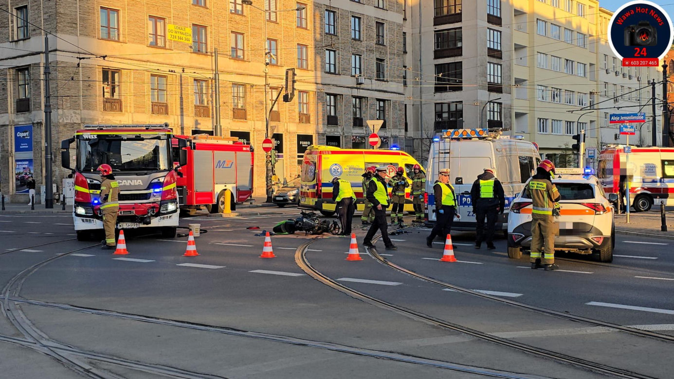  Wypadek na placu Starynkiewicza. Kierowca przewozu osób staranował motocyklistę 