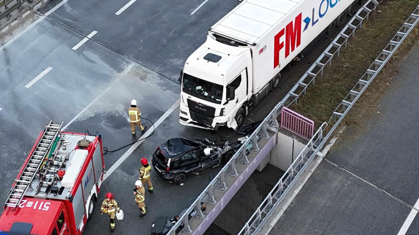 Samochód osobowy zderzył się z ciężarówką. Są ranni, jedna osoba była zakleszczona