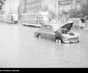 Warszawa zniknęła pod wodą! Zalane ulice i chodniki. Co tam się działo! Archiwalne zdjęcia z lat 60.