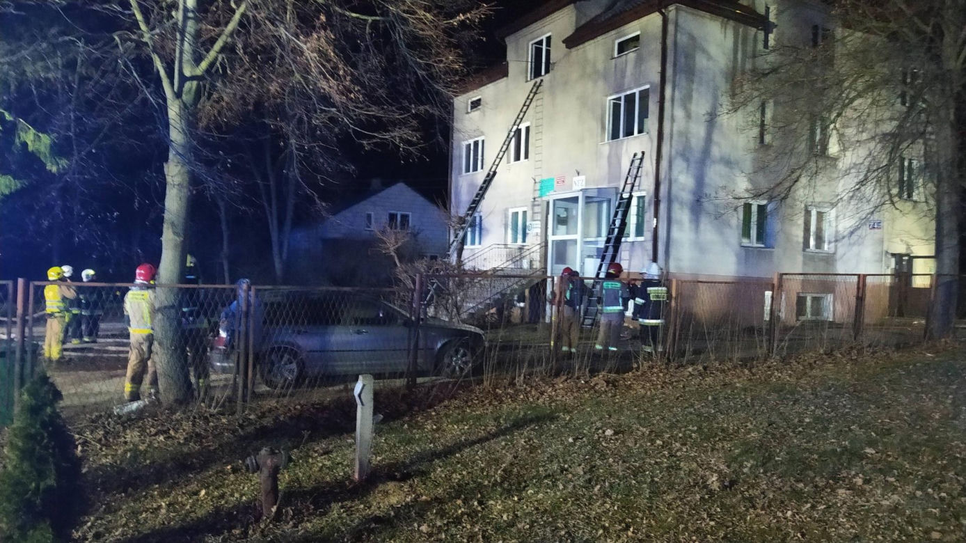 Pożar wybuchł w nocy. Ogień i dym odcięły drogę ucieczki czteroosobowej rodzinie