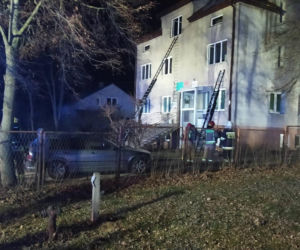 Pożar wybuchł w nocy. Ogień i dym odcięły drogę ucieczki czteroosobowej rodzinie