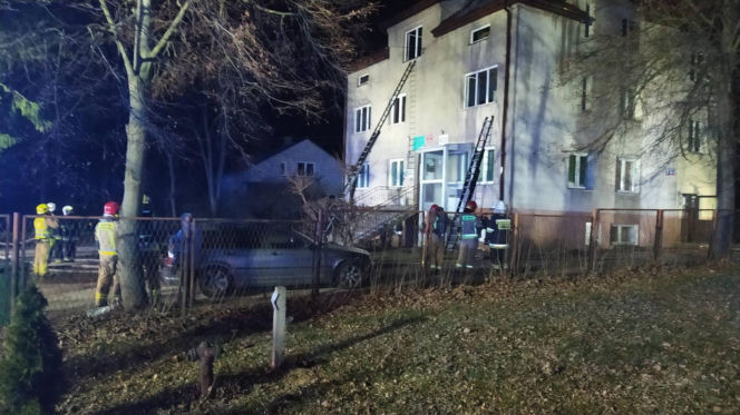 Pożar wybuchł w nocy. Ogień i dym odcięły drogę ucieczki czteroosobowej rodzinie
