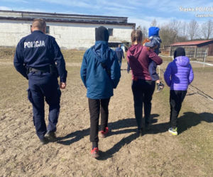 Policjant z Kłomnic przyjął u siebie Ukrainkę z trójką dzieci [ZDJĘCIA]