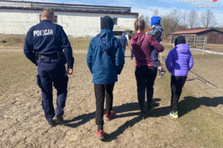 Spała z seniorką i trójką dzieci w samochodzie. Niespodziewany finał. Wzruszenie odbiera mowę
