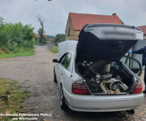 W brudnych ciuchach, z bagażnikiem skradzionych rzeczy