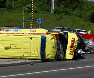 Makabra na drodze w Przemyślu! Osobówka zderzyła się z karetką. Nie żyje mężczyzna
