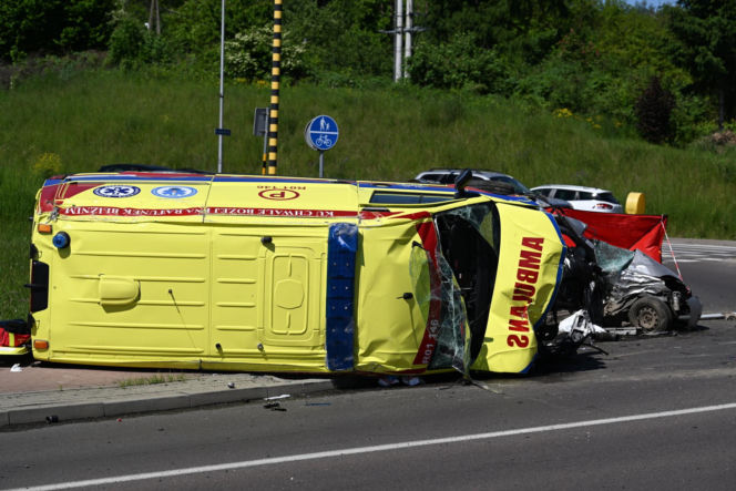 Makabra na drodze w Przemyślu! Osobówka zderzyła się z karetką. Nie żyje mężczyzna