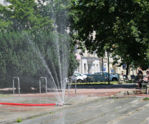 W Warszawie stanęły kurtyny wodne. Warszawiacy walczą z upałem