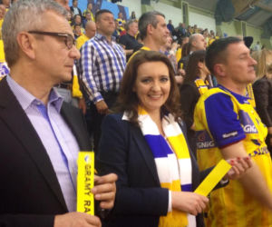 Minister sportu i posłanka na meczu