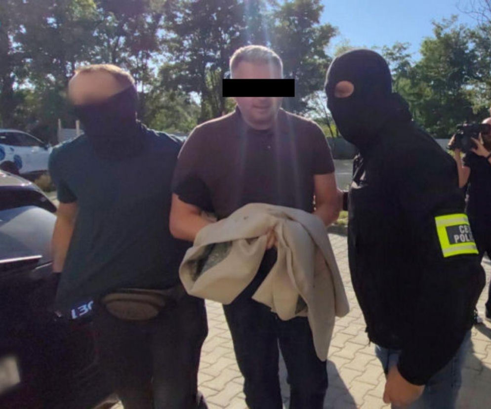 Radosław P. prowadzony przez funkcjonariuszy w kominiarkach. O zarzutach dla prezesa PKOl przeczytasz na SE Supersport.