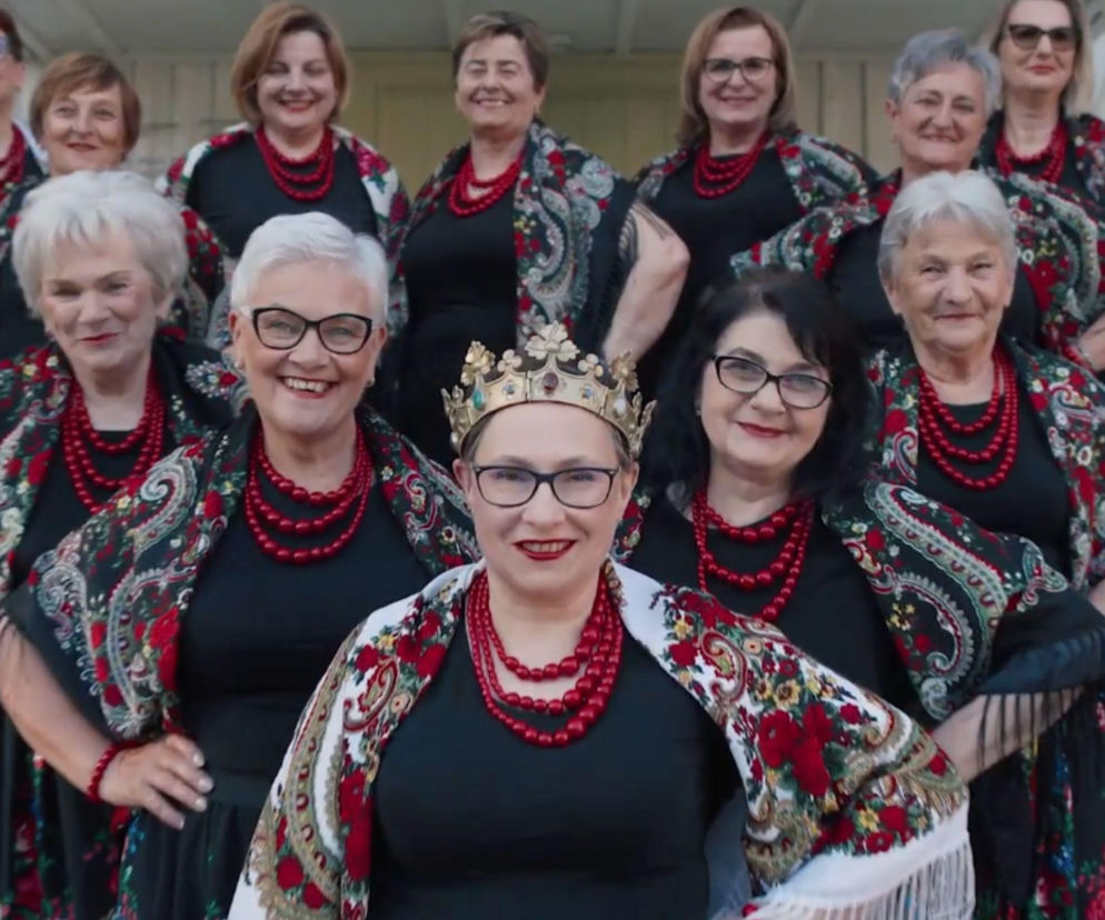 Grupa kobiet w strojach ludowych i koralach. Jedna ma koronę. O historii Mazowsza przeczytasz na SE.