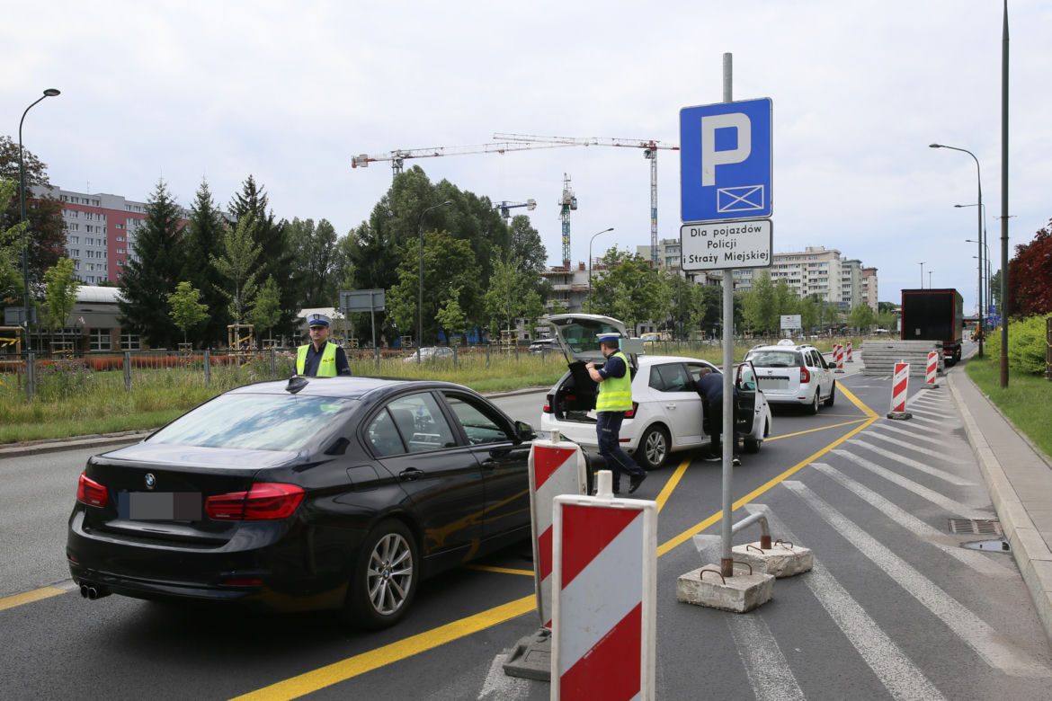 Drogowcy ustawili znak, który ignorują kierowcy. Policjanci mają mandatowe żniwa