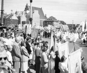Uroczystość Bożego Ciała w Warszawie celebrowana przez Prymasa Polski kardynała Stefana Wyszyńskiego - 1957 rok