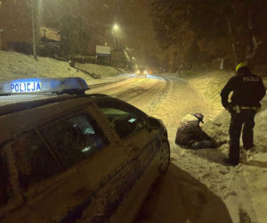 Mróz, śnieg i nieprzytomny młody mężczyzna. Policja zdążyła w ostatniej chwili