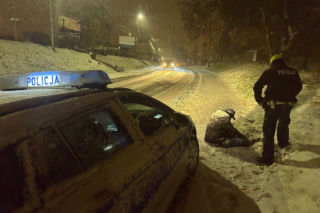 Mróz, śnieg i nieprzytomny młody mężczyzna. Policja zdążyła w ostatniej chwili