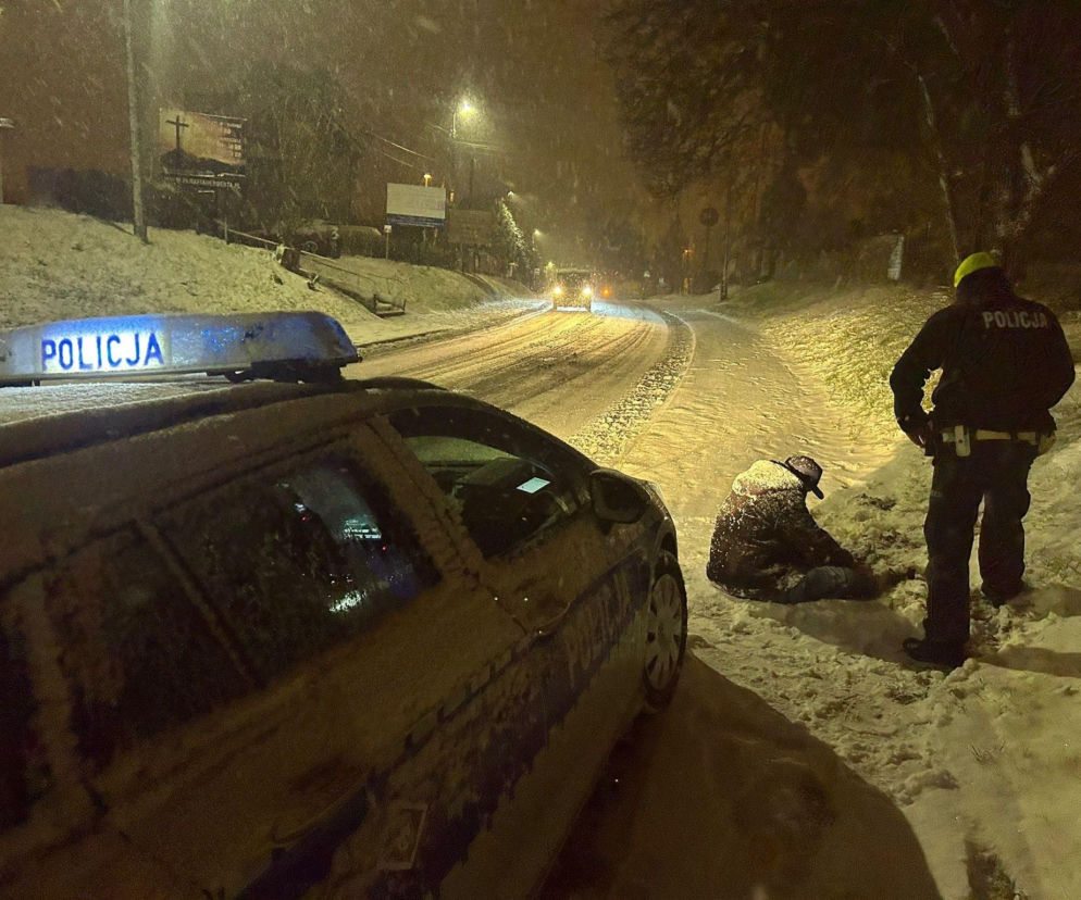 O krok od tragedii w Wodzisławiu. Policjanci uratowali 27-latka zamarzającego na chodniku