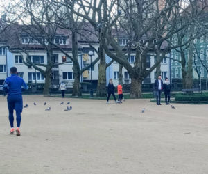 Spacerowicze na Jasnych Błoniach w czasach epidemii