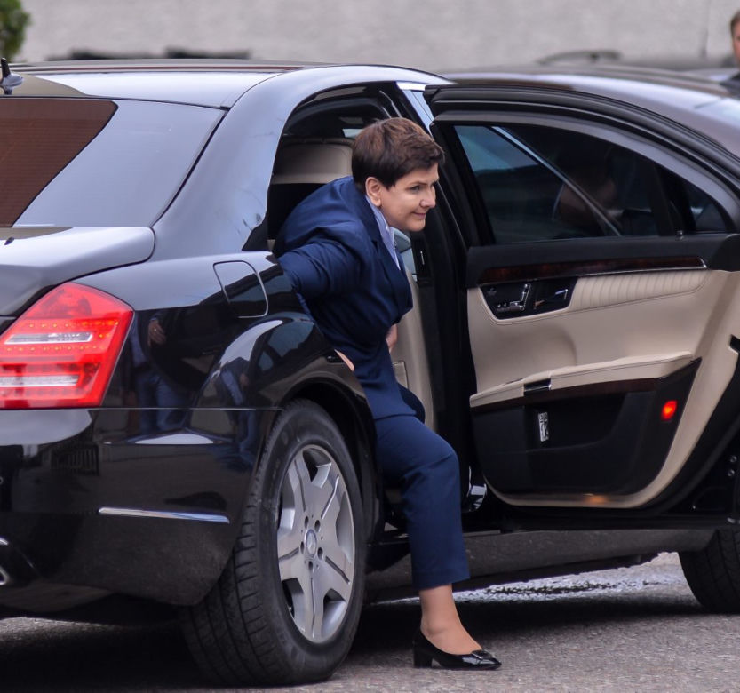 Szydło wozi się jak królowa