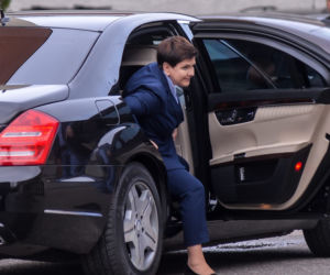 Szydło wozi się jak królowa