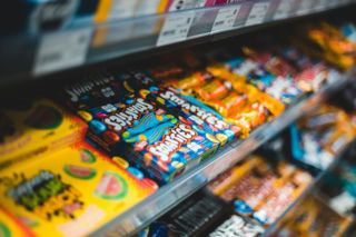 Głodny nie był sobą. 22-latek ukradł ze sklepu batony za 100 zł