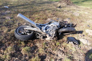 Motocyklista nie żyje, 3 kobiety w szpitalu. Tragedia podczas wyprzedzania