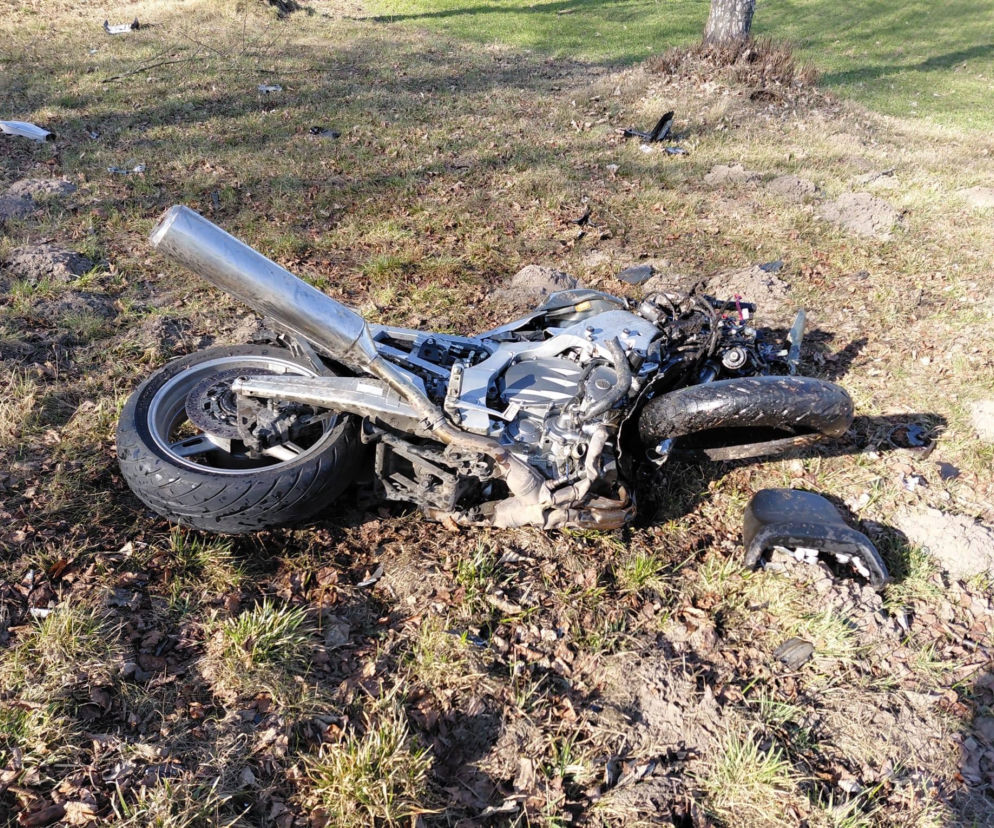 Tragiczny wypadek podczas wyprzedzania. Nie żyje motocyklista, 3 kobiety trafiły do szpitala
