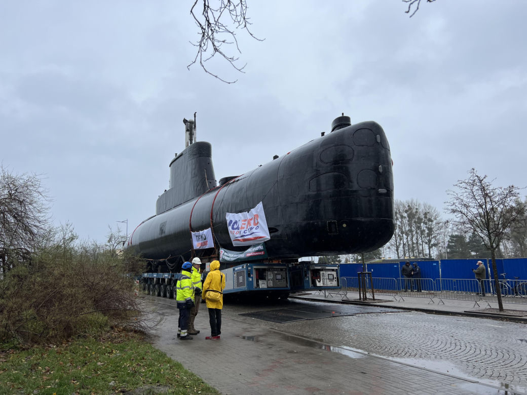Widowiskowy przejazd Sokoła w Gdyni. Te zdjęcia zapierają dech w piersiach!