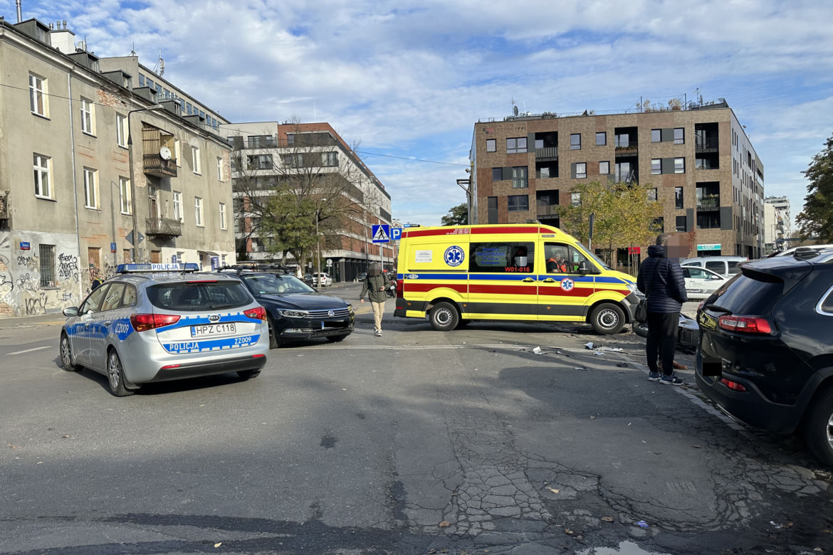 Warszawa. 15-latek huknął motorowerem w osobówkę. Chłopiec trafił do szpitala!