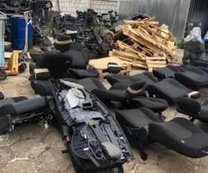 Nieświadomi klienci kupowali części z kradzionych samochodów. Blisko 1000 podzespołów pod lupą policji