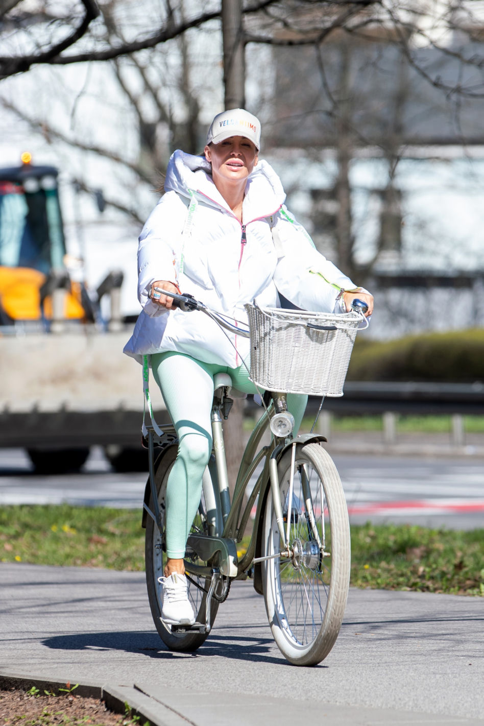 Rozenek na rowerze gada przez komórkę