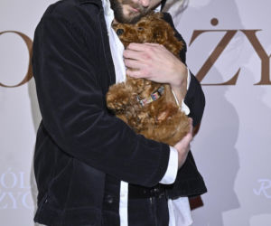 Sebastian Fabijański z pieskiem