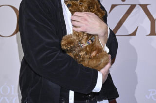 Sebastian Fabijański z pieskiem