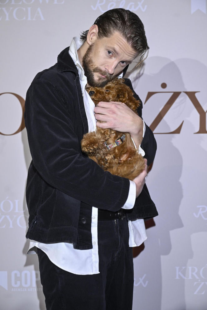 Sebastian Fabijański z pieskiem