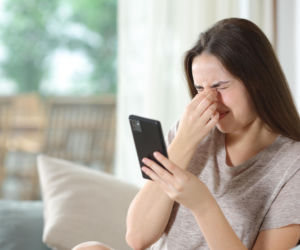 Robi ci się niedobrze, gdy przeglądasz telefon? To nie „zmęczone oczy”, a ważny sygnał od mózgu