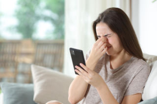 Robi ci się niedobrze, gdy przeglądasz telefon? To nie „zmęczone oczy”, a ważny sygnał od mózgu