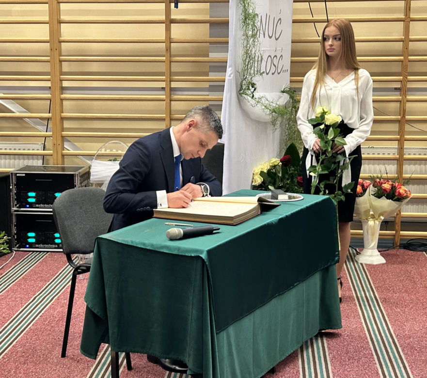 Uczniowie pierwszych klas w Kleczewie ślubowali na nowy sztandar