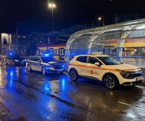 Atak młotkiem w tramwaju