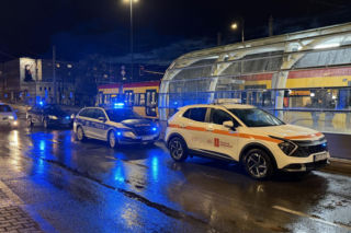 Atak młotkiem w tramwaju