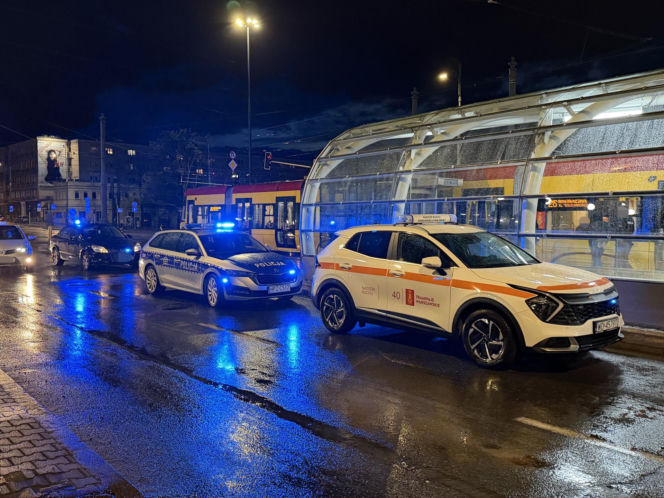 Atak młotkiem w tramwaju